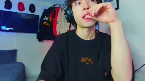 Snapshot of t0n3r chatting on 09/25/25, 01:09 TONER online show from 09/25/25, 01:09