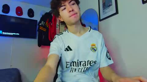 Snapshot of t0n3r chatting on 09/26/25, 02:37 TONER online show from 09/26/25, 02:37