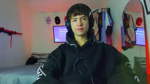 Snapshot of t0n3r chatting on 10/24/25, 01:46 TONER online show from 10/24/25, 01:46