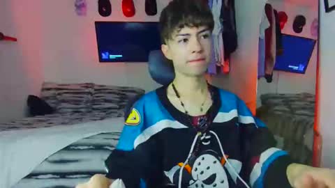 Snapshot of t0n3r chatting on 10/29/25, 02:14 TONER online show from 10/29/25, 02:14