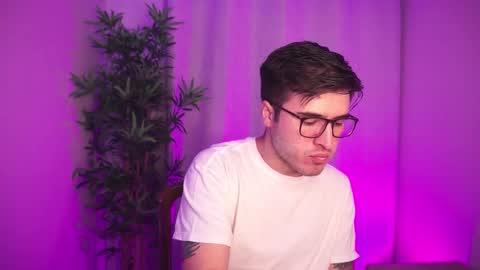 t0ny_wylie online show from 11/12/25, 10:48