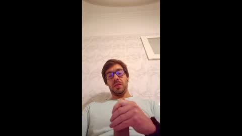 Snapshot of t_fuenzalida chatting on 12/16/25, 02:49 t_fuenzalida online show from 12/16/25, 02:49