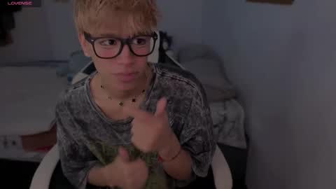 Snapshot of taichi_bluy chatting on 03/04/26, 05:41 taichi online show from 03/04/26, 05:41