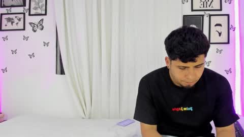 Snapshot of tainy_n_harley chatting on 12/18/24, 04:53 Liam and Juli online show from 12/18/24, 04:53