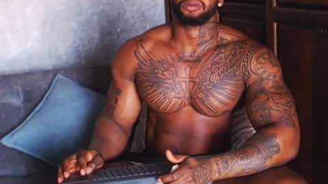 Tairon Tucke online show from 01/05/25, 08:52