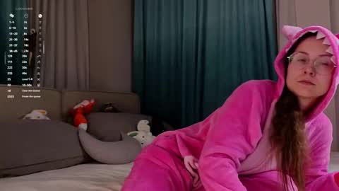 Snapshot of taithelme chatting on 12/21/25, 01:35 Molly online show from 12/21/25, 01:35