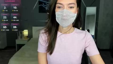 Snapshot of take_me_to_moon chatting on 12/15/25, 01:32 Sasha online show from 12/15/25, 01:32