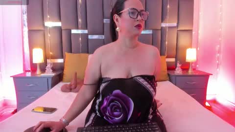 Snapshot of talianavega chatting on 12/15/25, 09:52 tali online show from 12/15/25, 09:52