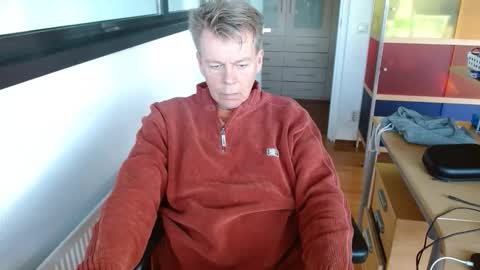 Snapshot of tall_dudenl chatting on 11/16/25, 03:28 Tall daddy online show from 11/16/25, 03:28