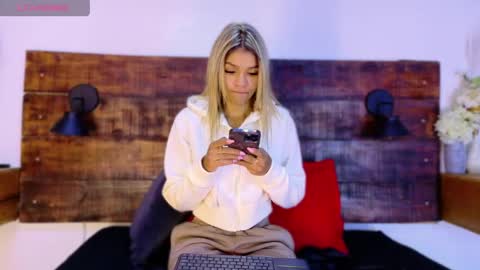 Snapshot of tamara_sanz1 chatting on 04/14/26, 09:59 online show from 04/14/26, 09:59