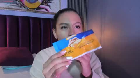 Snapshot of tamaraakins chatting on 12/17/25, 12:33 Tamy online show from 12/17/25, 12:33