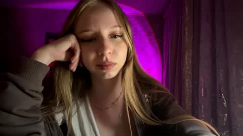 Snapshot of tammiglembocki chatting on 05/06/26, 05:29 Jenny online show from 05/06/26, 05:29