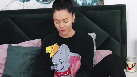 Snapshot of taniyagrey chatting on 12/18/24, 10:40 tanyaGrey online show from 12/18/24, 10:40