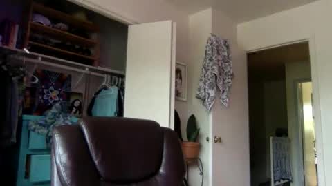 Snapshot of tantrichealing chatting on 04/18/26, 07:58 Dr. Love online show from 04/18/26, 07:58