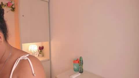 Snapshot of tarawiilson_ chatting on 10/12/25, 04:11 T A R A online show from 10/12/25, 04:11