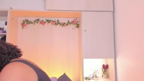 Snapshot of tarawiilson_ chatting on 10/18/25, 04:15 T A R A online show from 10/18/25, 04:15