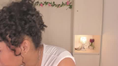 Snapshot of tarawiilson_ chatting on 10/25/25, 04:31 T A R A online show from 10/25/25, 04:31