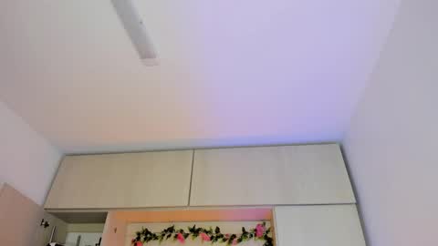 Snapshot of tarawiilson_ chatting on 10/28/25, 04:16 T A R A online show from 10/28/25, 04:16