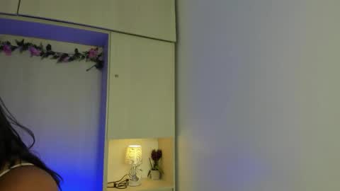 Snapshot of tarawiilson_ chatting on 10/29/25, 04:15 T A R A online show from 10/29/25, 04:15