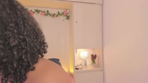 Snapshot of tarawiilson_ chatting on 11/30/25, 04:27 T A R A online show from 11/30/25, 04:27