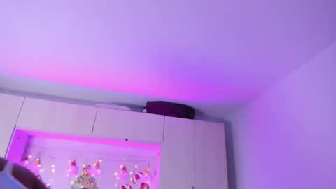 Snapshot of tarawiilson_ chatting on 12/17/25, 04:07 T A R A online show from 12/17/25, 04:07