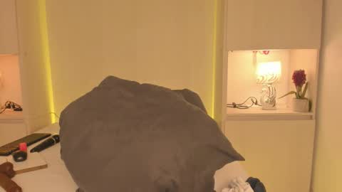 Snapshot of tarawiilson_ chatting on 12/18/25, 04:46 T A R A online show from 12/18/25, 04:46