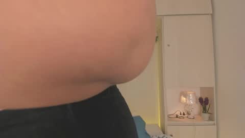 Snapshot of tarawiilson_ chatting on 02/25/26, 04:22 T A R A online show from 02/25/26, 04:22