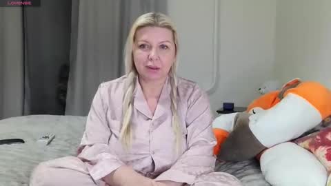 Tasha  Moon online show from 12/15/25, 08:02