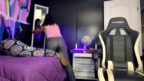 Snapshot of tastemecaroline chatting on 12/20/25, 04:08 tastemecaroline online show from 12/20/25, 04:08