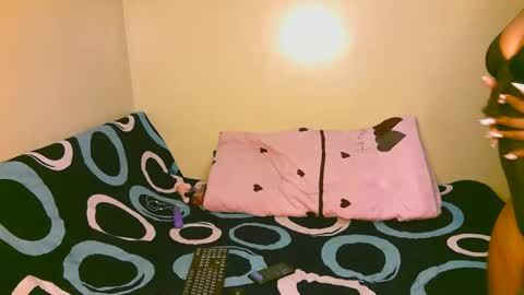 Snapshot of tastie_t chatting on 10/28/25, 02:42 tastie_t online show from 10/28/25, 02:42