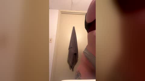 Snapshot of tastycakes999 chatting on 12/21/25, 05:36 tastycakes999 online show from 12/21/25, 05:36