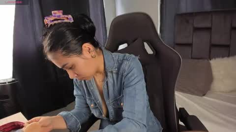 Snapshot of tati_jones chatting on 04/17/26, 08:01 Tatiana online show from 04/17/26, 08:01