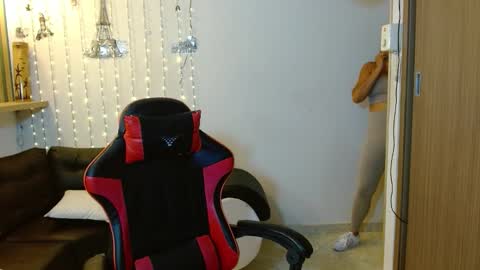 Snapshot of tatiana_lc chatting on 12/14/25, 04:07 tatiana_lc online show from 12/14/25, 04:07