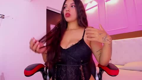 Snapshot of tatilarson chatting on 02/27/25, 01:17  TATI online show from 02/27/25, 01:17