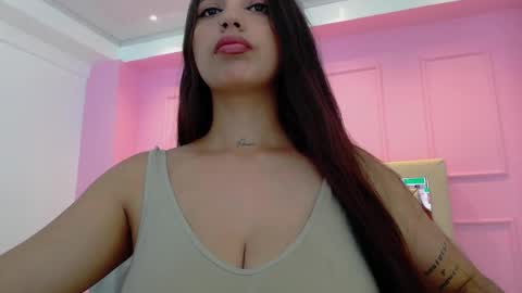 Snapshot of tatilarson chatting on 03/03/25, 12:05  TATI online show from 03/03/25, 12:05