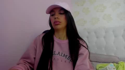 Snapshot of tatilarson chatting on 10/25/25, 01:18  TATI online show from 10/25/25, 01:18