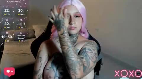 Snapshot of tatoo_girl chatting on 11/15/25, 07:43 jess online show from 11/15/25, 07:43