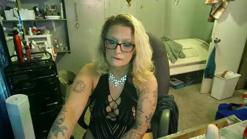 Snapshot of tattooeddirtyteacher chatting on 02/21/25, 04:05 Lisa Lovely online show from 02/21/25, 04:05