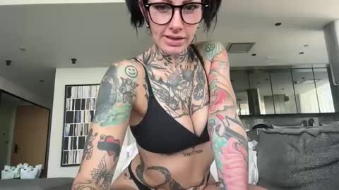tattooedlucy_ online show from 12/15/25, 07:01