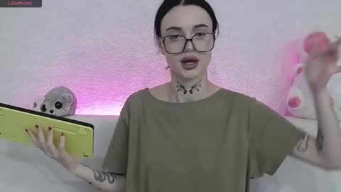 Snapshot of tayaavis chatting on 11/17/25, 05:08 Taya online show from 11/17/25, 05:08