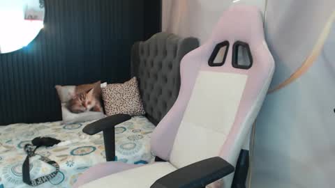 Taylor online show from 04/18/26, 02:04