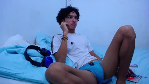 Snapshot of tayronx33 chatting on 01/07/25, 02:51 Tayron online show from 01/07/25, 02:51