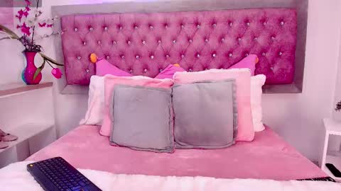 Sofia online show from 10/31/25, 01:45