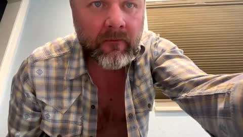 Snapshot of tbiz82 chatting on 02/06/25, 03:37 Tbiz82 online show from 02/06/25, 03:37