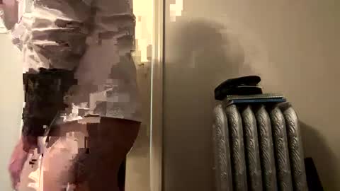 Snapshot of teejm chatting on 09/26/25, 03:10 Twizzler online show from 09/26/25, 03:10