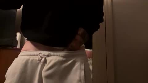 Snapshot of teejm chatting on 10/10/25, 02:21 Twizzler online show from 10/10/25, 02:21