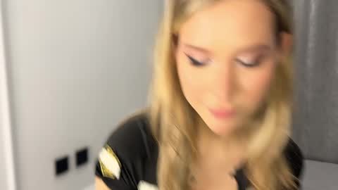 Snapshot of telladreamer_ chatting on 04/05/26, 06:05 Tella online show from 04/05/26, 06:05