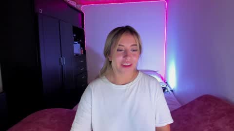 Snapshot of temptationsweet__ chatting on 04/11/26, 05:12 Sara online show from 04/11/26, 05:12