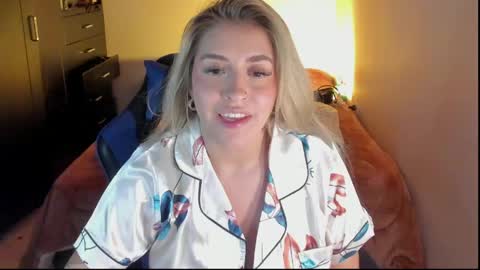 Snapshot of temptationsweet__ chatting on 04/28/26, 05:45 Sara online show from 04/28/26, 05:45