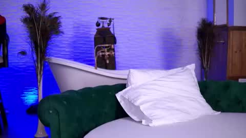 Snapshot of temptingelle chatting on 12/14/25, 09:47 Elle online show from 12/14/25, 09:47